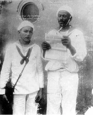João Cândido lê o Manifesto da Revolta da Chibata: insurreição de marinheiros negros que pediam o fim de castigos corporais (1910).